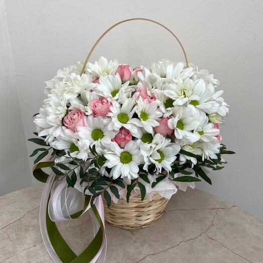 Корзина с цветами Flora из кустовых хризантем и роз