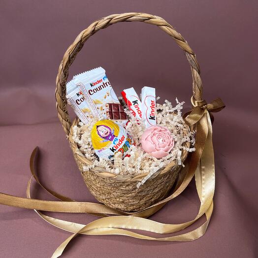 Сладкий набор Kinder, шоколад киндер в корзине