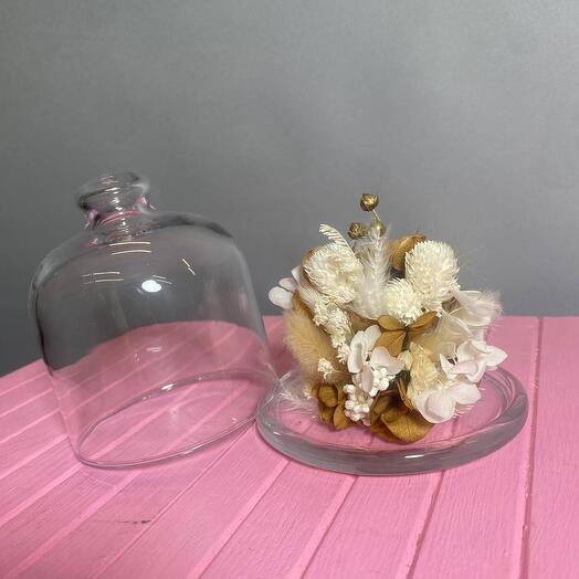 Миниатюра в стеклянном клоше в белых и золотых оттенках с гортензией