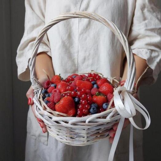 Ягодные ягодки. Смородина, клубника, малина и голубика, подарок