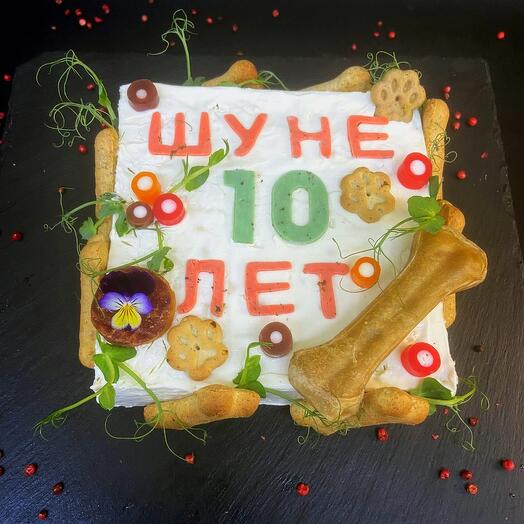 Торт квадратный именной с украшениями из лакомств