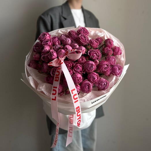 Букет "17 веток пионовидных кустовых роз"