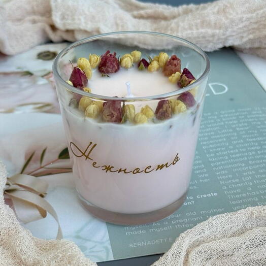 Свеча ручной работы с сухоцветами «Нежность»