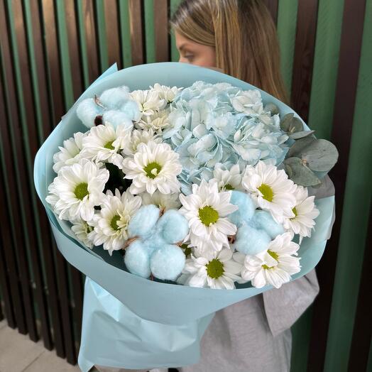 Букет Blue 🩵 из голубой гортензии , кустовых белых ромашек и хлопка