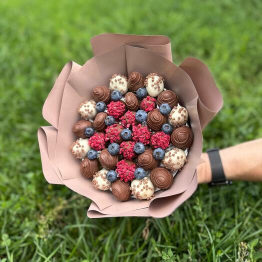 Мини букет из клубники в шоколаде «Браун-люкс»