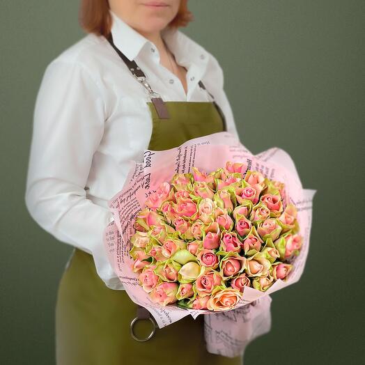 Букет Фейерверк чувств (зелено-розовые розы 51 шт) Кения 40 см