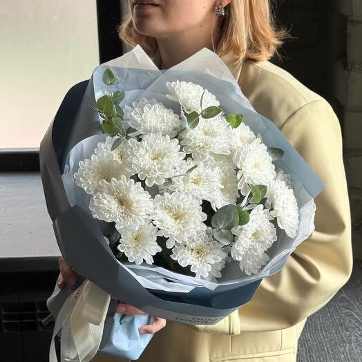 Букет кустовых хризантем с эвкалиптом