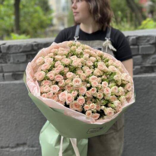 Моно букет из кустовых роз нежный