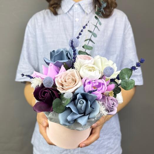 Композиция из мыльных роз и краспедии