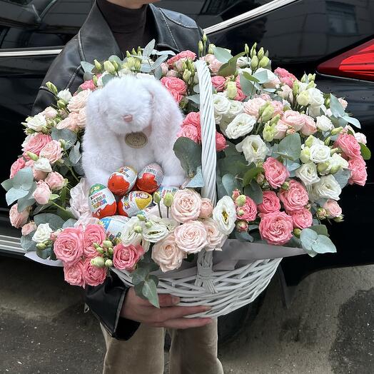 Корзина с цветами и плюшевым зайцем