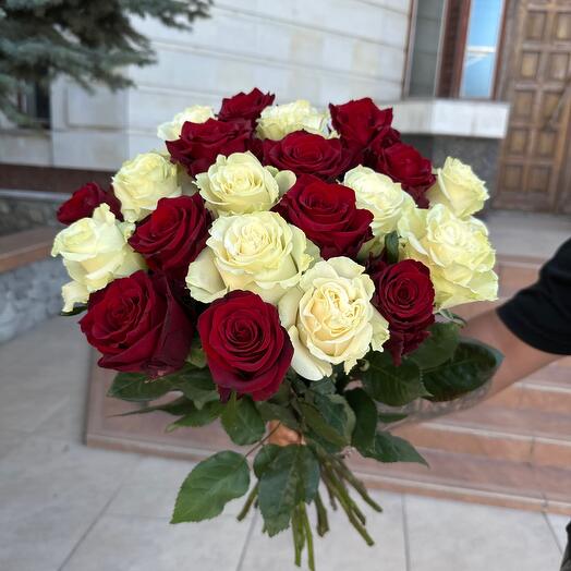 21 Роза Эквадор микс белая и розовая