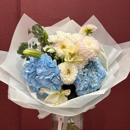 Пышная нежный авторский букет в композиции голубых гортензий