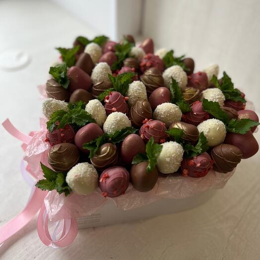 Клубничная композиция в сердце