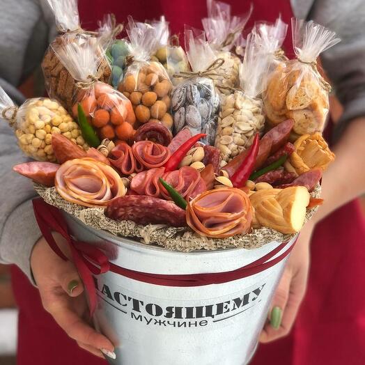 Колбасно -сырный набор со снеками / Оригинальный подарок в ведре для мужчине / для папы