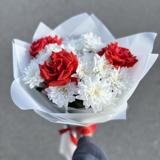 Букет с хризантемой и французской алой розой «Маме️»