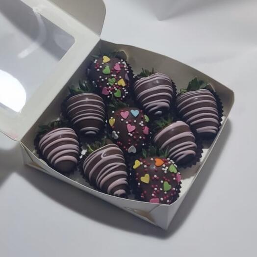 Мини коробочка клубника в шоколаде Сердечки .1