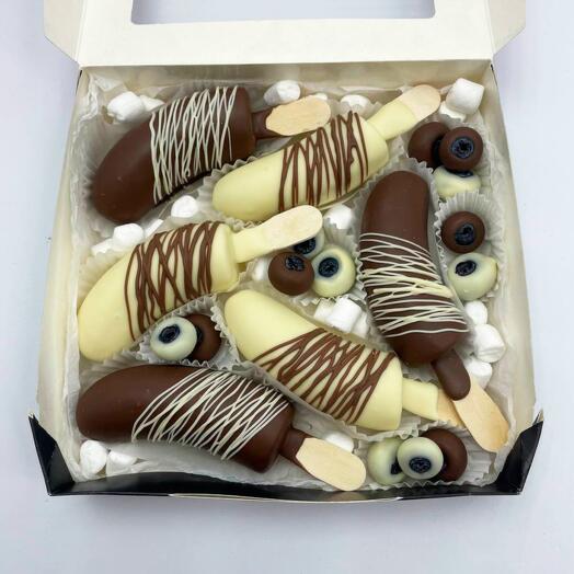 Набор бананы в белом и молочном шоколаде с черникой арт. 35351