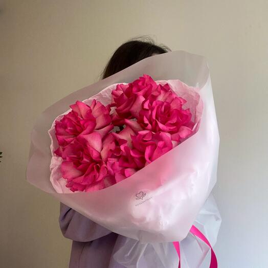 Букет из ярко-розовых французских роз