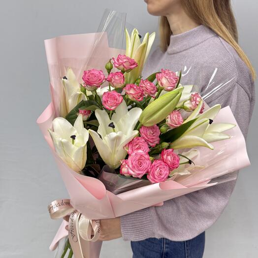 Букет с лилиями и кустовыми розами "Roses Lily"