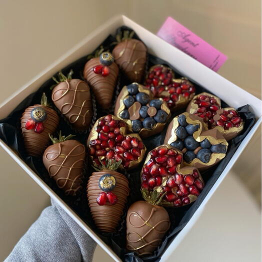 Клубника в шоколаде и 3д сердечки «Sweet Berry Charm»