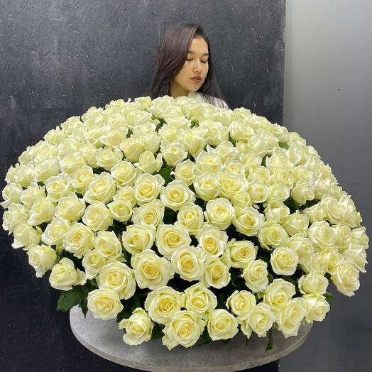 Шикарные Белые розы в корзине