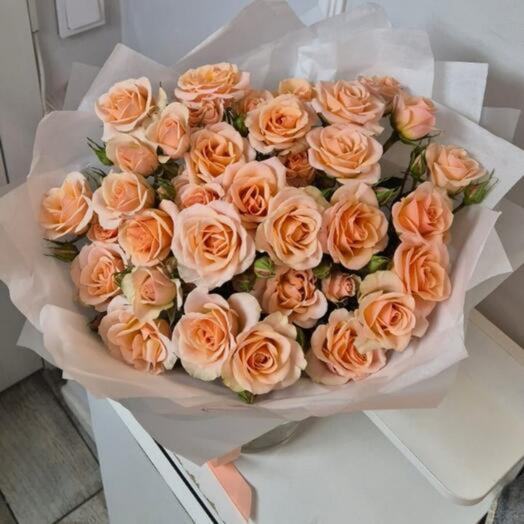 Персиковый букет из кустовых спрей роз
