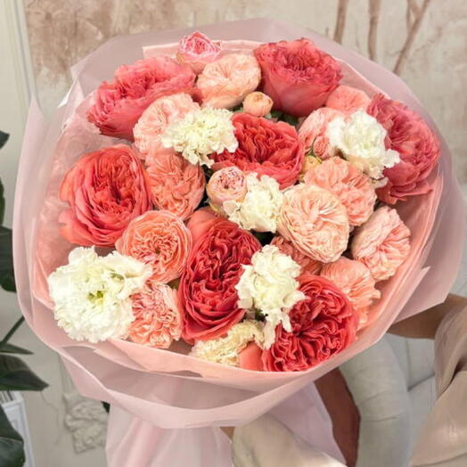 «Тепло сердца» из пионовидных роз и эустом