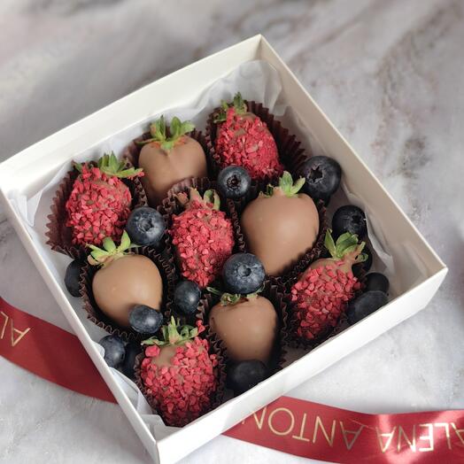 Клубника в шоколаде с голубикой, подарок на день рождения, набор клубники в шоколаде