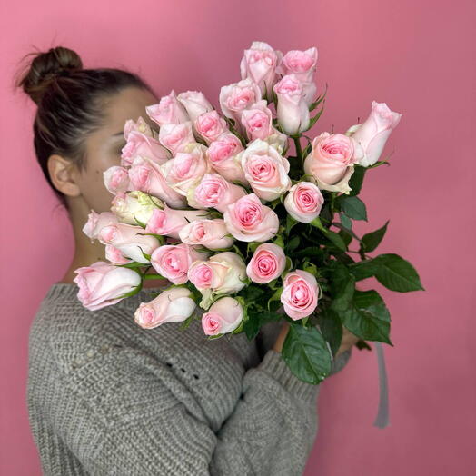 Букет 2668 | 35 нежных розовых роз фламинго 40 см под ленту