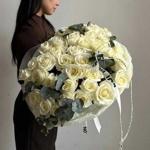 Букет "41 белых роз с эвкалиптом"
