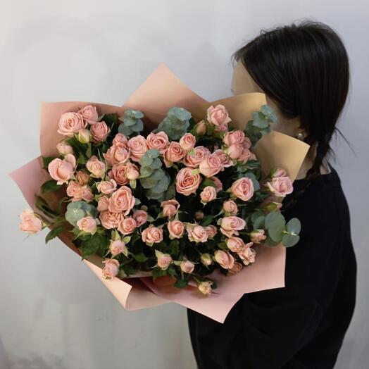 Нежный букет из кустовых роз
