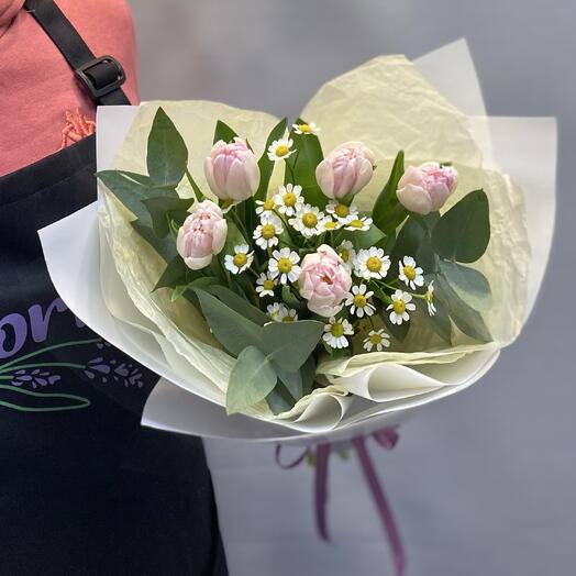 Букет тюльпаны Пионовидные розовые,ромашка и эвкалипт
