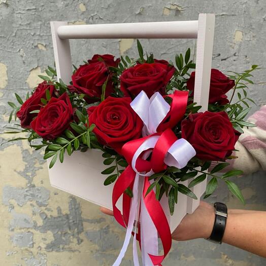 Стильная композиция в ящике с бордовой розой