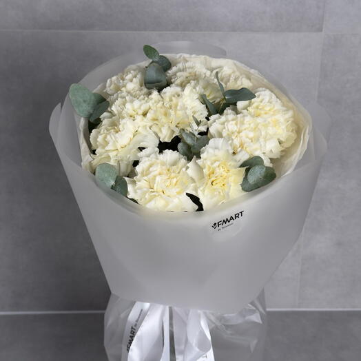 Букет из нежных диантусов с эвкалиптом