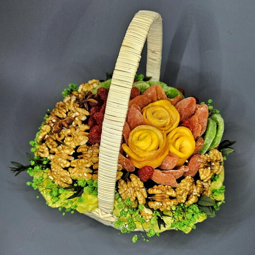 Корзина с сухофруктами