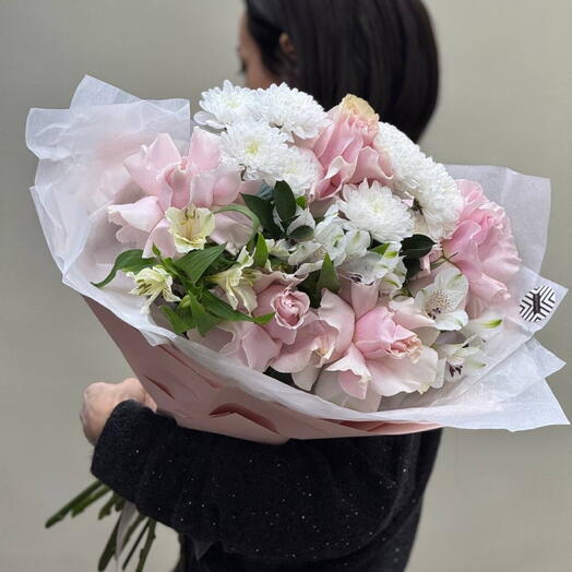 Delicado ramo con rosas francesas y crisantemos