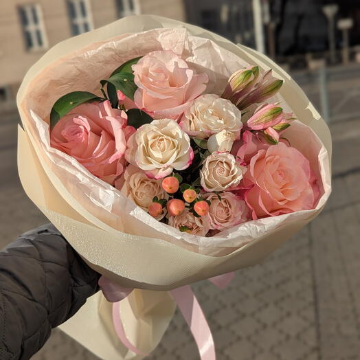 Букет "Дарья" из Эквадорских роз, кустовых роз, гиперикума, альстромериии, рускуса