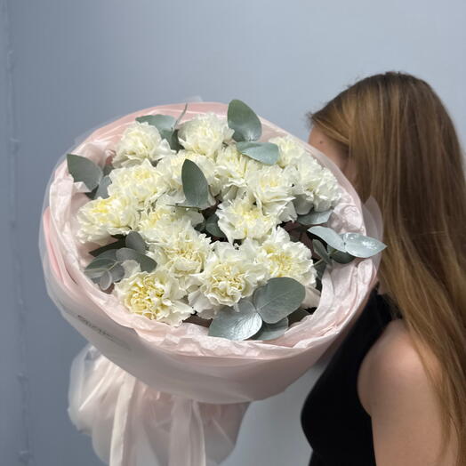 Монобукет из белых диантусов и веточками эвкалипта 🌿 для любимой девушки