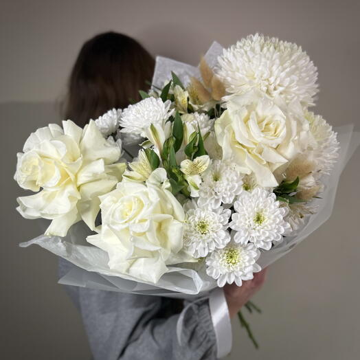 Кремовый букет из французской розы и хризантемы
