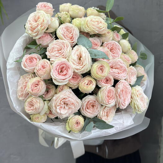 Букет нежных кустовых роз