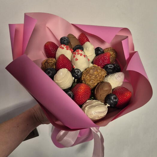 Букет из клубники в шоколаде "Яркая феерия"