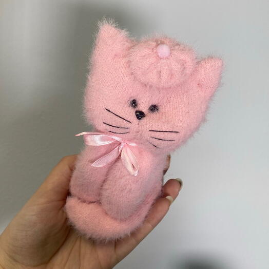 Пушистый розовый котик