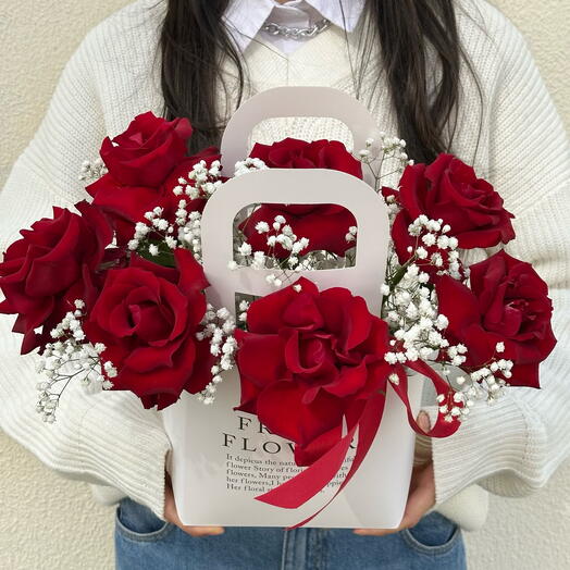 Красные розы в коробке с гипсофилой