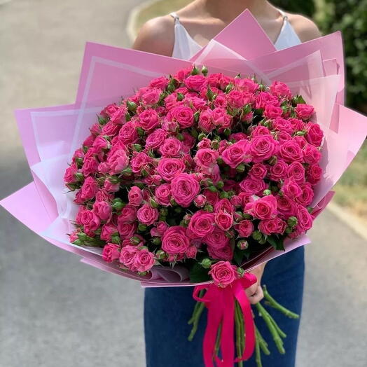 Моно букет из малиновых розочек