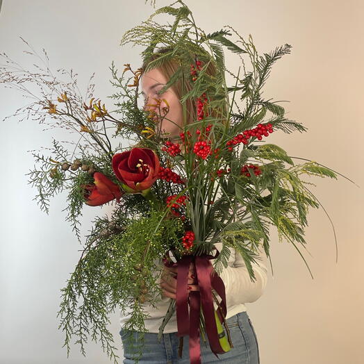 Интерьерный букет с ветками Мимозы Кипариса и Амалилисом