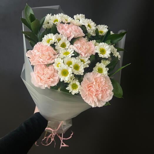 Нежный букет с диантусами и Сантиниями