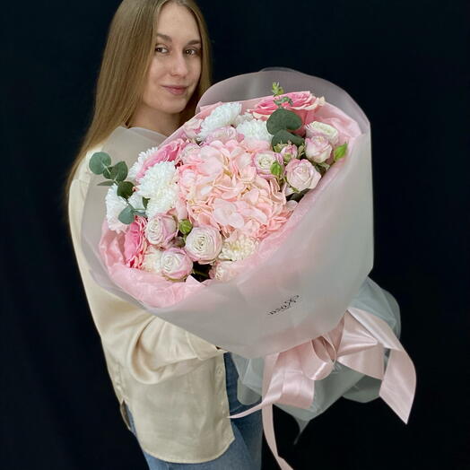 Нежный букет с гортензией,розами и хризантемой