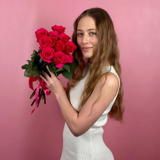 Яркий букет из 9 розовых роз