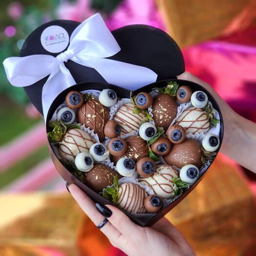 Black heart🖤 with berry🍓 in chocolate🍫