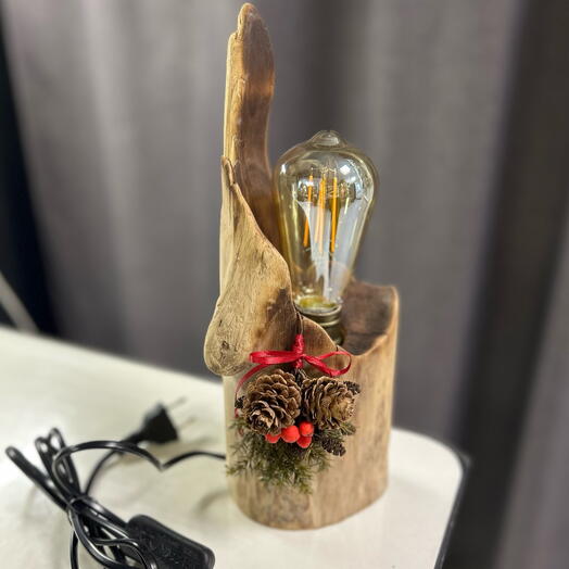 Светильник ручной работы из натурального дерева с хвойной композицией